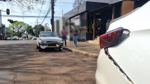Uno bate contra traseira de Honda City no Centro de Cascavel Imagem referente a Uno bate contra traseira de Honda City no Centro de Cascavel