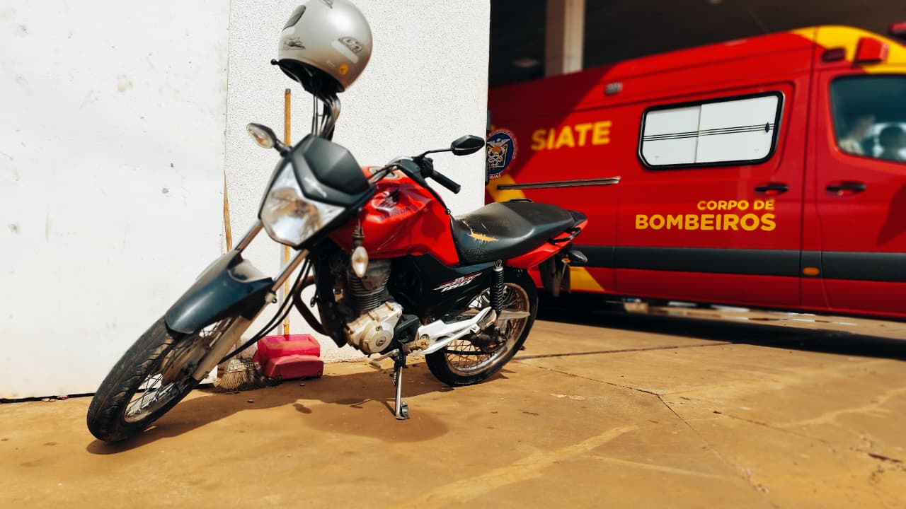 Jovem cai de moto na marginal da BR-467, em Cascavel
