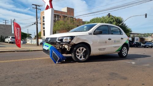 Carro da Secretaria de Saúde do Paraná se envolve em acidente na Rua Europa em Cascavel
