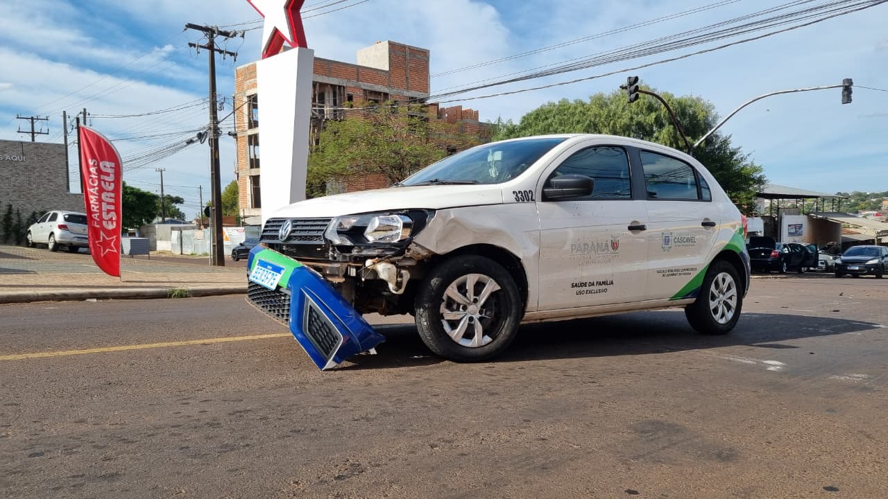 Carro da Secretaria de Saúde do Paraná se envolve em acidente na Rua Europa em Cascavel
