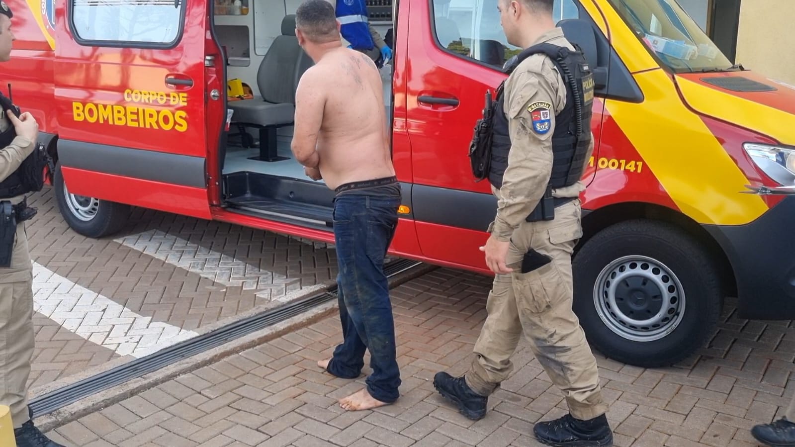 Homem que foi detido com drogas é atendido pelo Siate na delegacia e vai para UPA