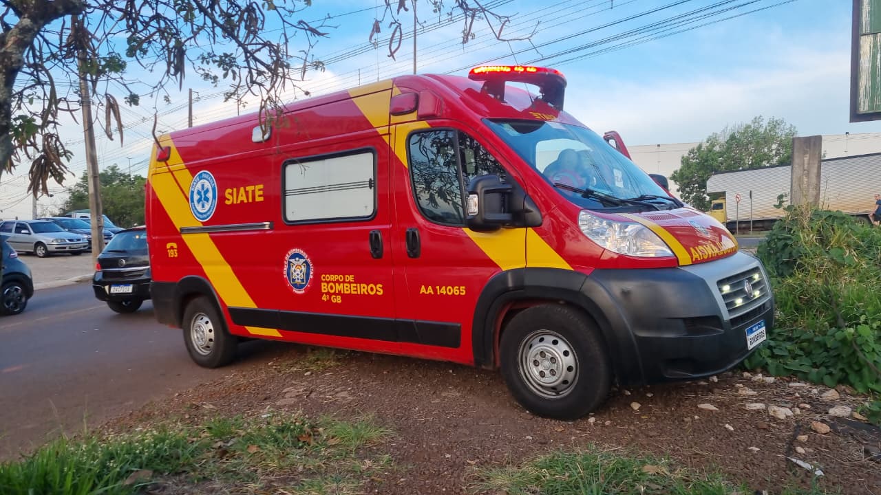 Carro sai de empresa e atinge bicicleta elétrica na Av. Tancredo Neves; mulher fica ferida