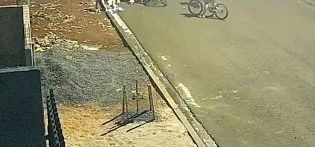 Menina de 13 anos é atingida por tiro no meio da rua; Veja o vídeo
