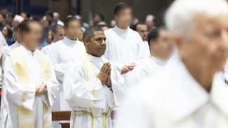 Após novos depoimentos, MP adita denúncia contra padre afastado e inclui três novas vítimas e quatro outros crimes praticados Após novos depoimentos, MP adita denúncia contra padre afastado e inclui três novas vítimas e quatro outros crimes praticados