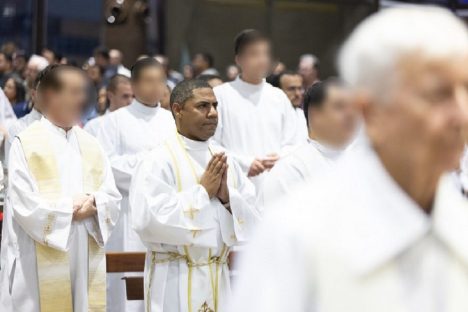 Após novos depoimentos, MP adita denúncia contra padre afastado e inclui três novas vítimas e quatro outros crimes praticados Imagem referente a Após novos depoimentos, MP adita denúncia contra padre afastado e inclui três novas vítimas e quatro outros crimes praticados