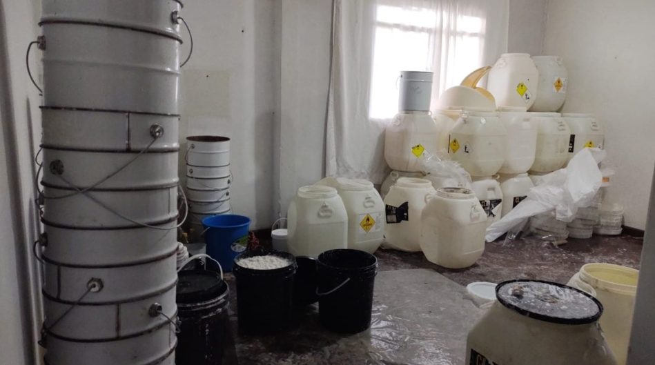Golpe milionário no crime: Polícia estoura laboratório que escondia cocaína em latas de grafiato