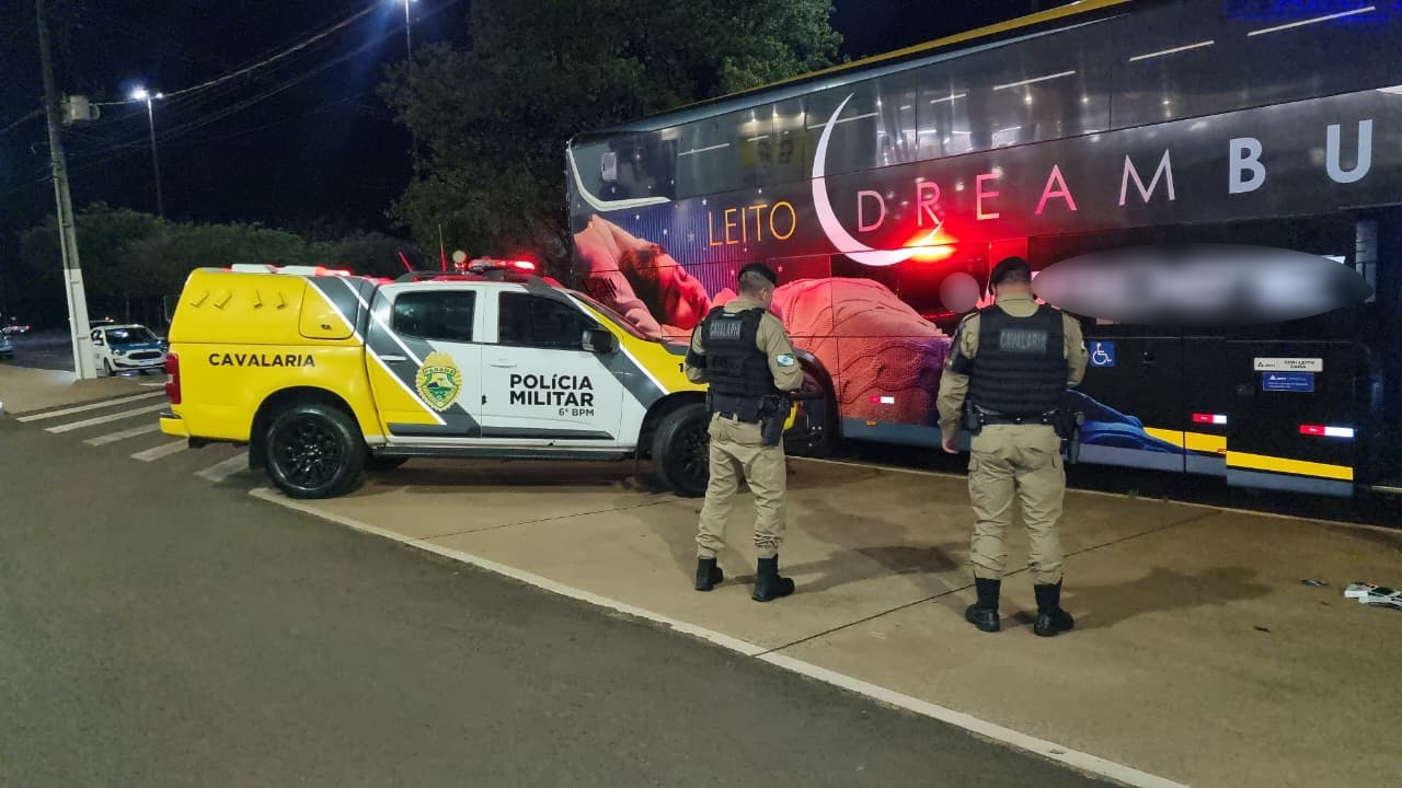 Policiais da Cavalaria realizam fiscalização em ônibus interestadual na Av. Tancredo Neves