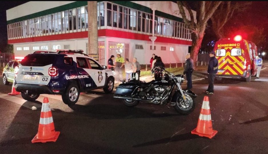 Harley fica destruída e motociclista em estado grave após forte batida na Salgado Filho
