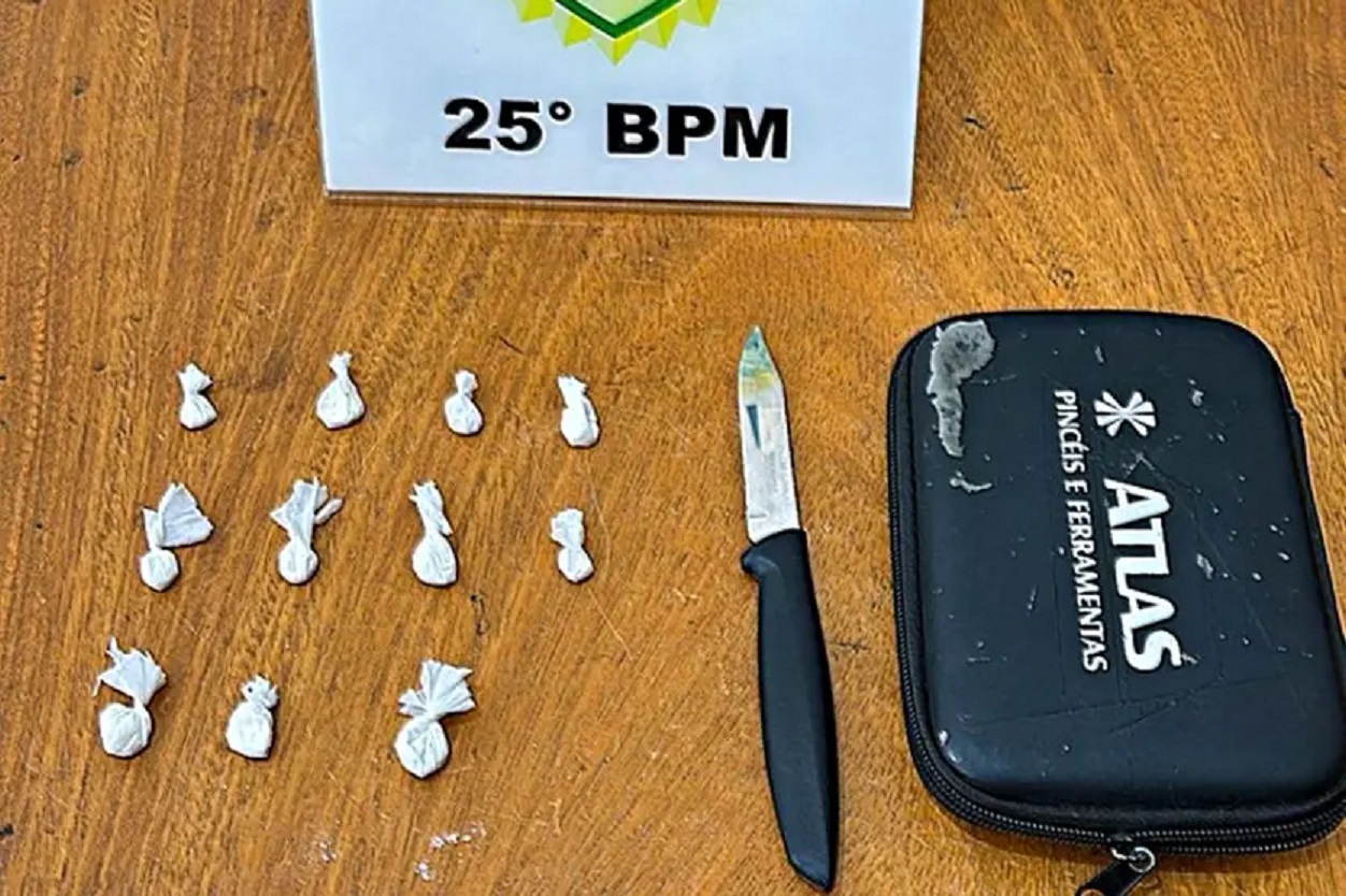 Adolescente de 15 anos é flagrado com faca e cocaína em colégio estadual