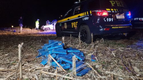 Fiesta carregado com maconha capota durante fuga e condutor fica em estado grave na BR-277 em Santa Tereza do Oeste