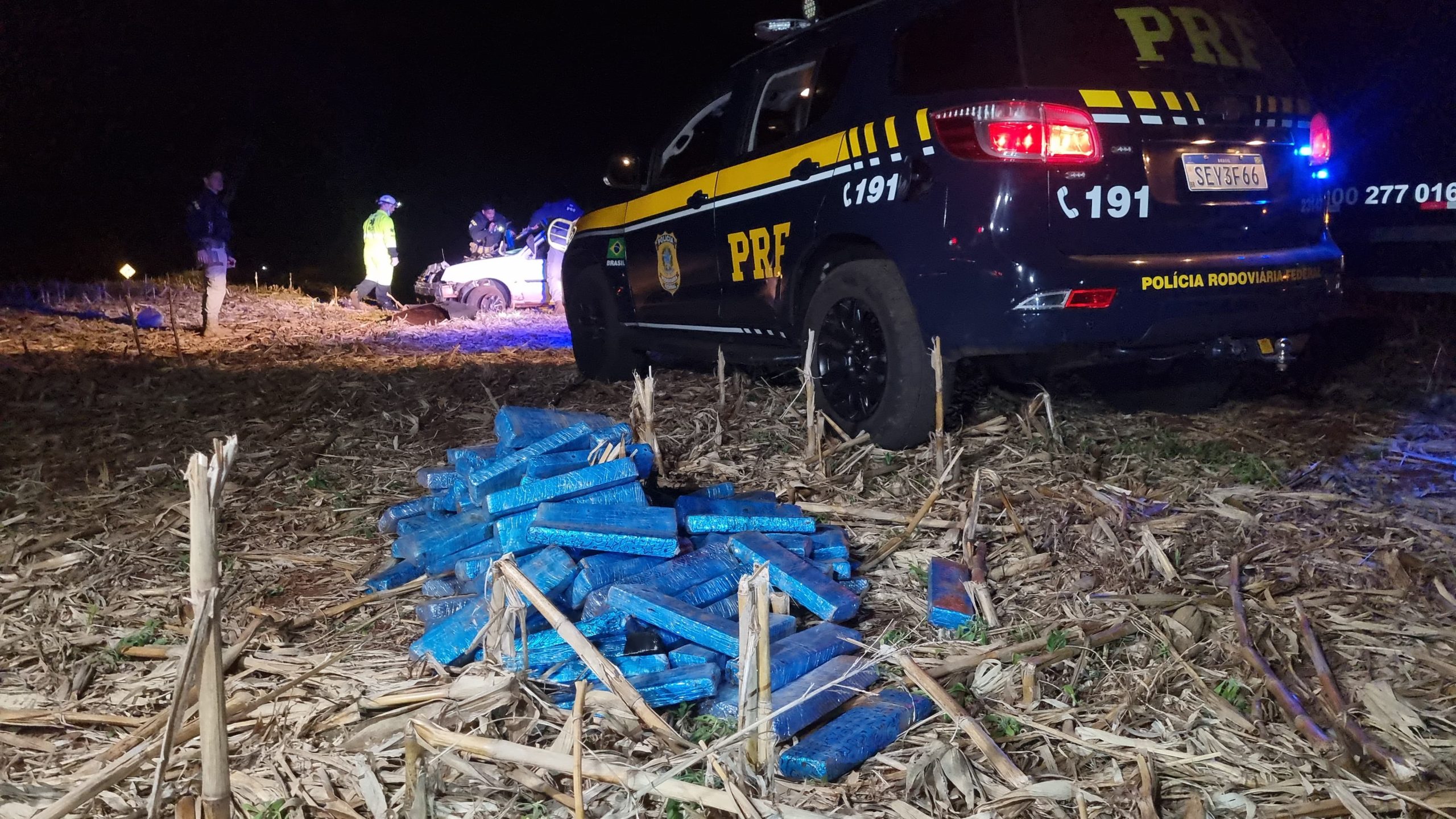 Fiesta carregado com maconha capota durante fuga e condutor fica em estado grave na BR-277 em Santa Tereza do Oeste