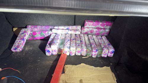 Receita Federal apreende 120 kg de maconha em carro argentino na Ponte da Amizade Imagem referente a Receita Federal apreende 120 kg de maconha em carro argentino na Ponte da Amizade