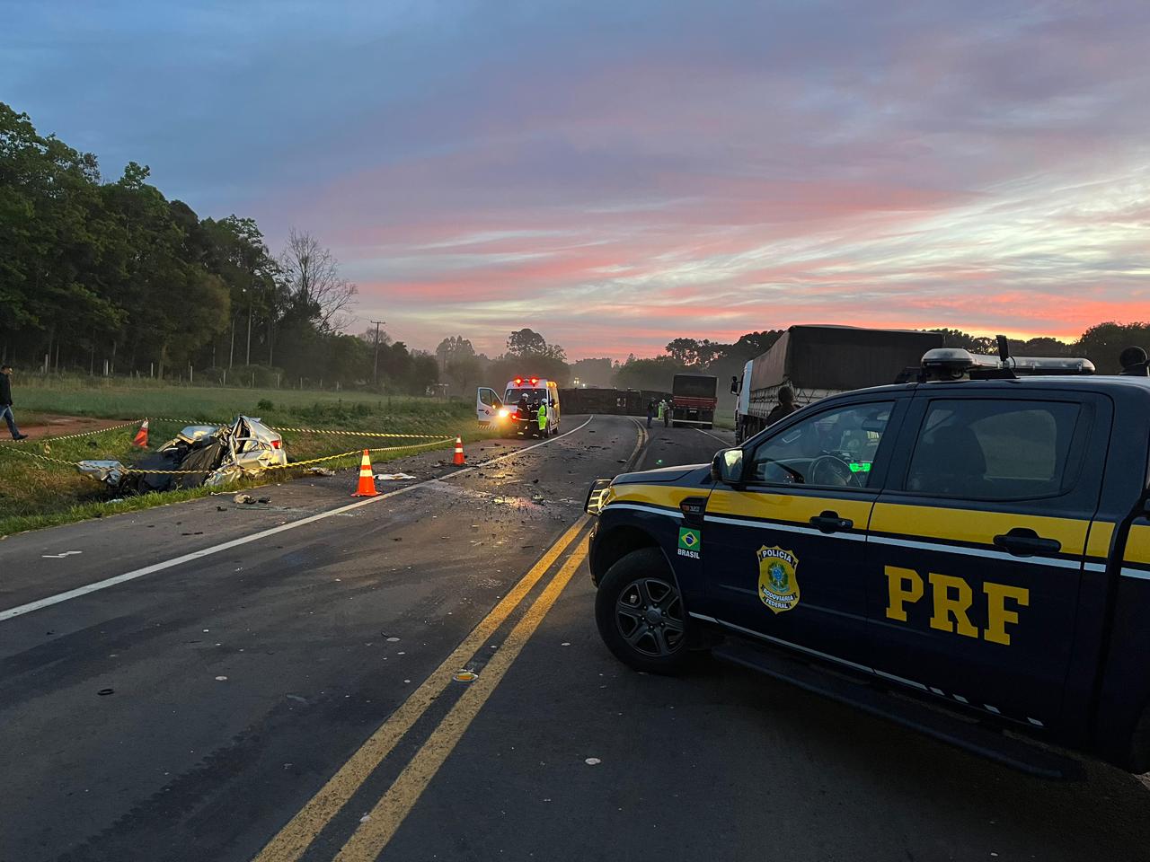 Gol bate de frente com caminhão e deixa dois mortos na madrugada