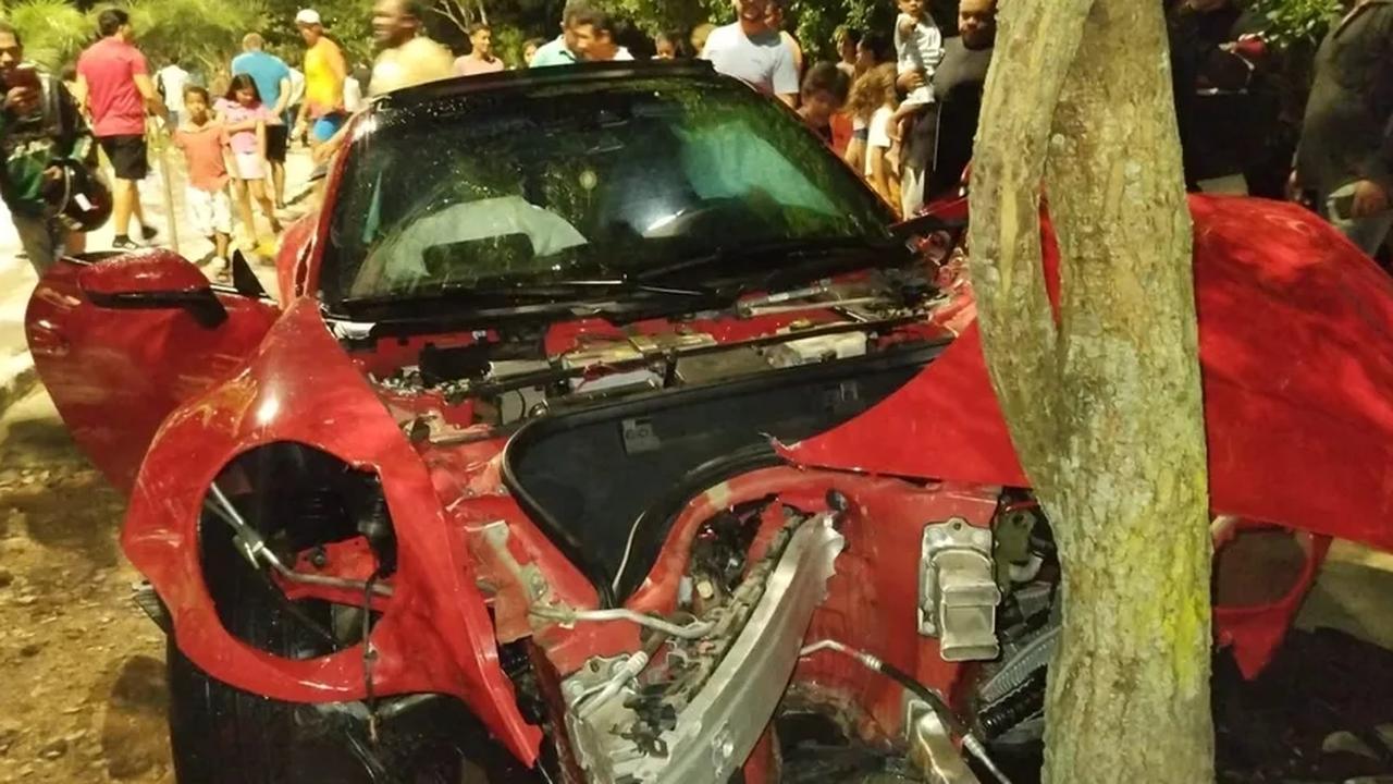 Motorista destrói Porsche avaliada em R$ 500 mil ao bater em árvore