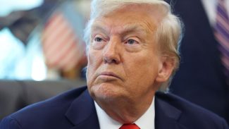 Trump ameaça cancelar licenças de TVs e rádios que criticam governo