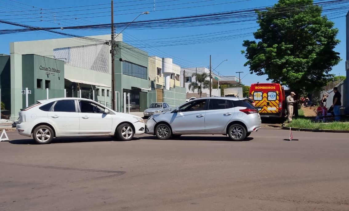 Carros batem de frente no cruzamento das ruas Santa Catarina e Paraguai