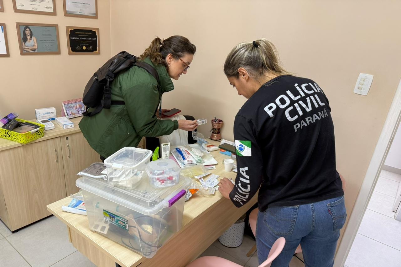 Exercício ilegal da medicina: Polícia Civil prende duas pessoas e flagra remédios vencidos e sujeira