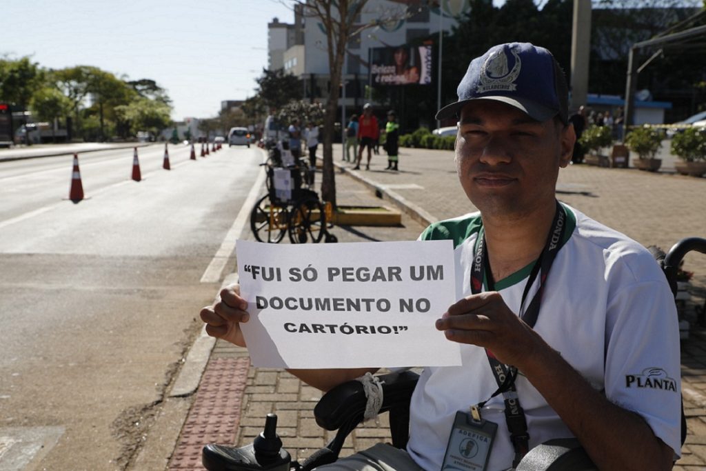 Protesto silencioso usa cadeiras de rodas para chamar atenção de motoristas