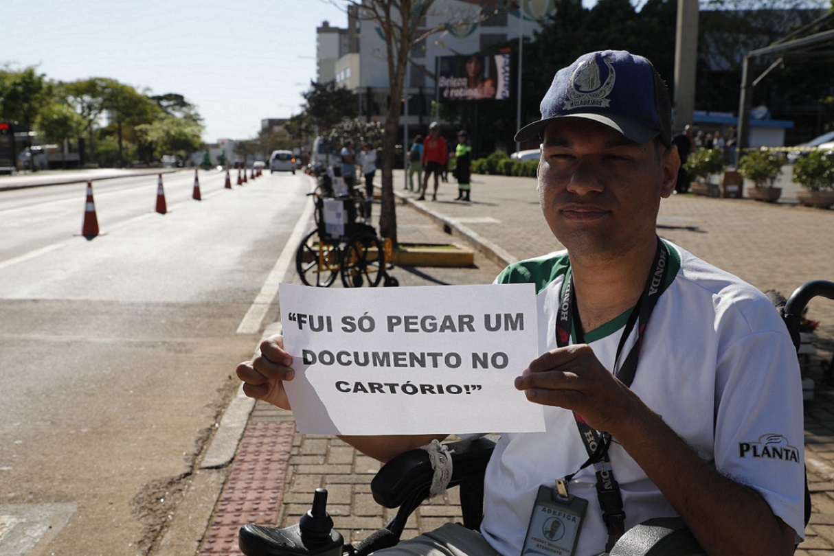 Protesto silencioso usa cadeiras de rodas para chamar atenção de motoristas