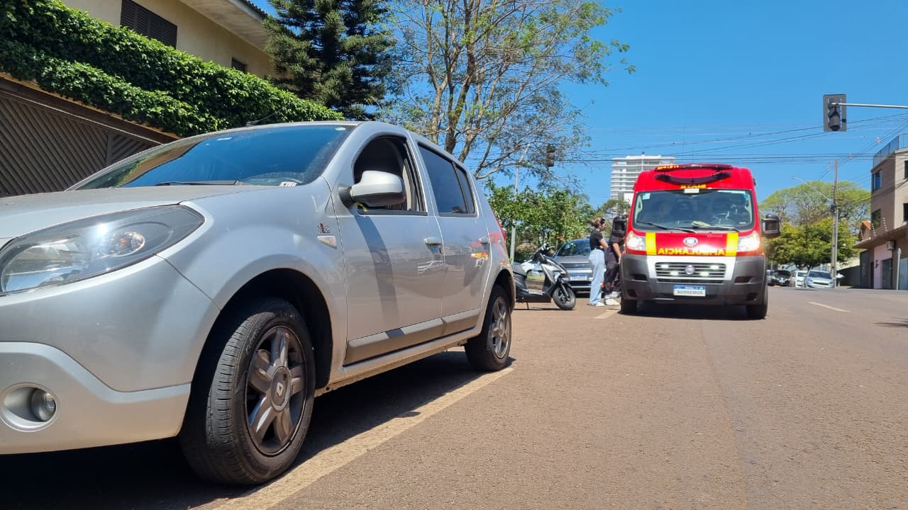 Motoneta e Sandero batem no cruzamento das Ruas Manoel Ribas e Recife