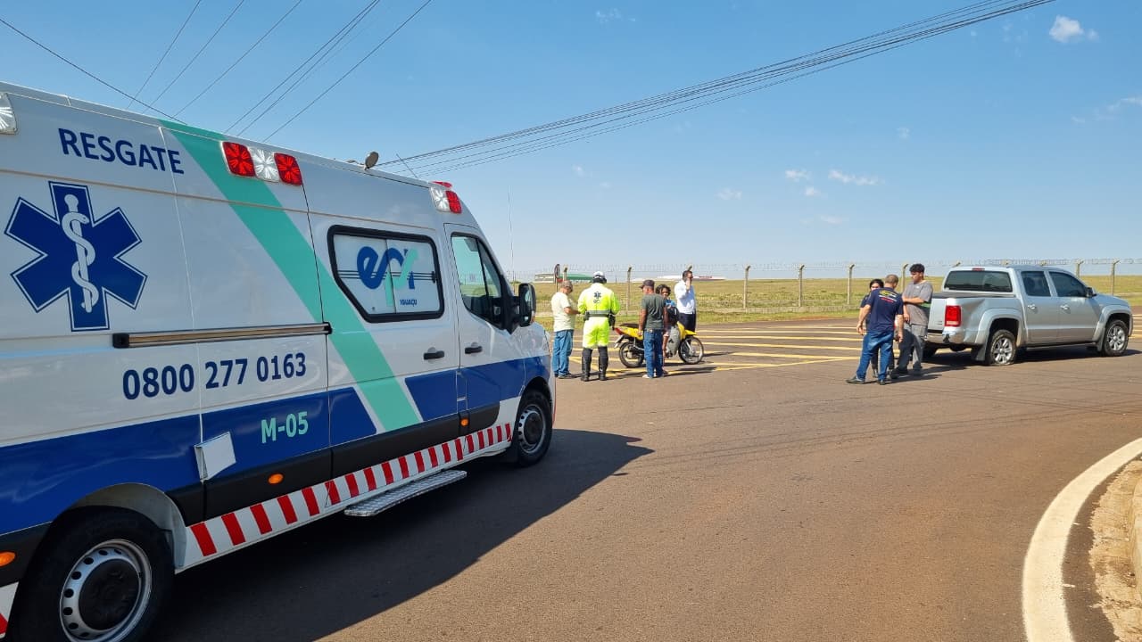 Motociclista fica ferida após acidente com Amarok na Estrada do Aeroporto de Cascavel