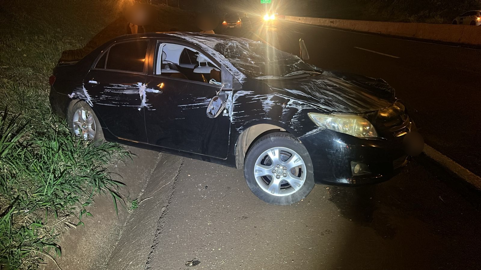 Motorista tenta desviar de ciclista, mas capota Corolla na PRc-467 em Cascavel