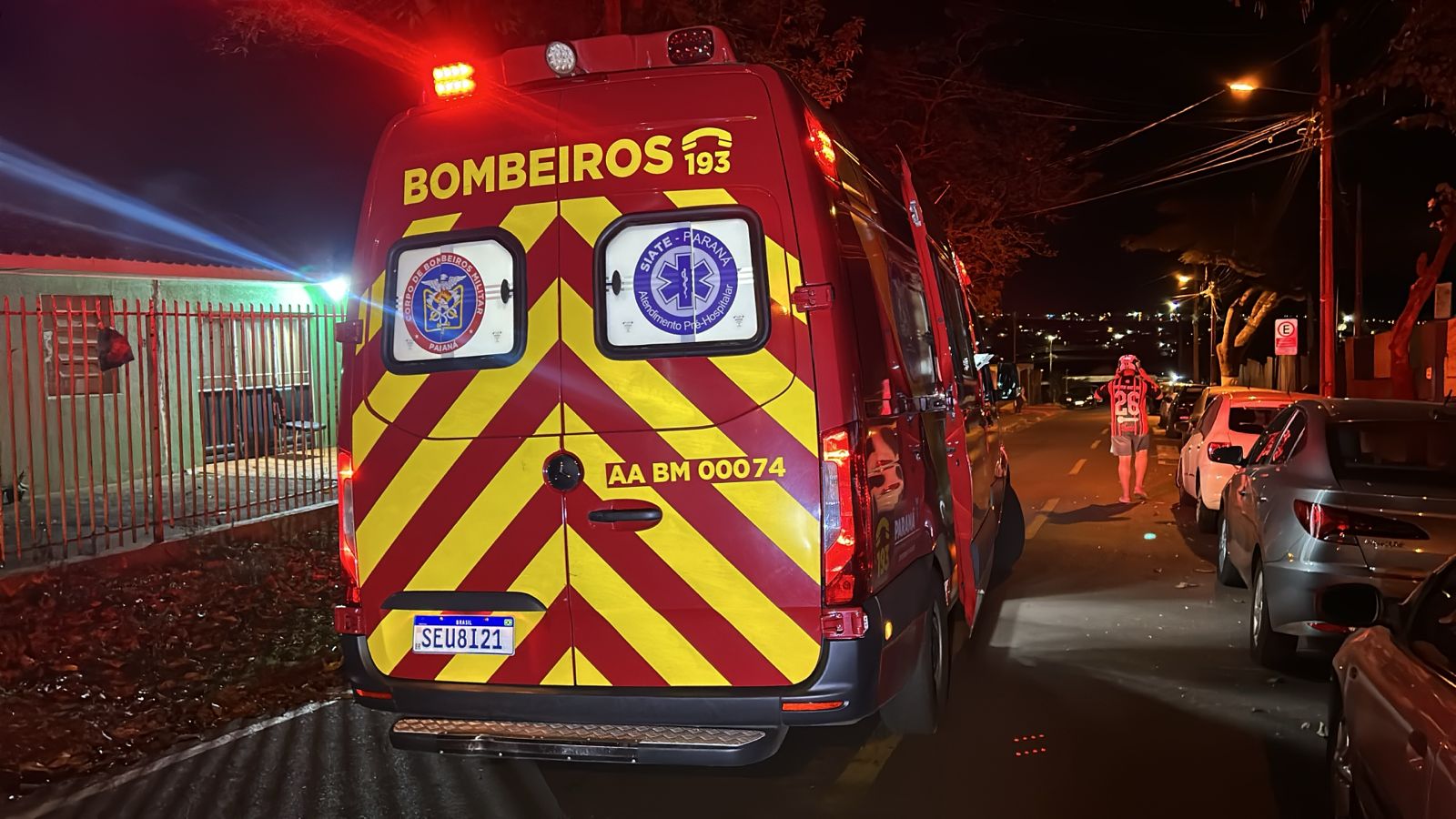 Gestante na garupa de moto é socorrida pelo Siate após queda no Bairro Periolo