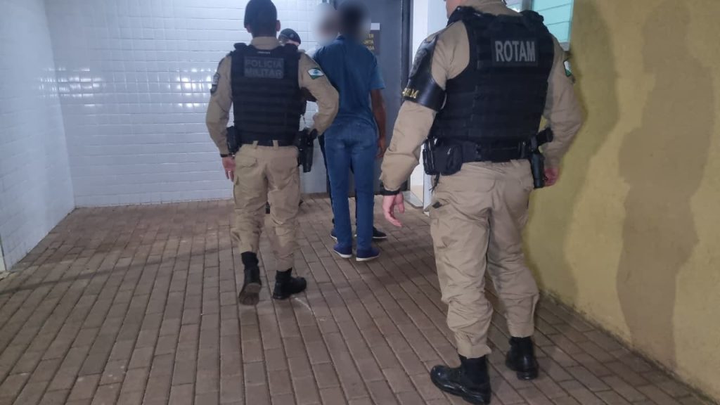 PM localiza carro com alerta de roubo e encaminha dupla à Delegacia