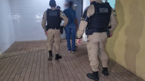 PM localiza carro com alerta de roubo e encaminha dupla à Delegacia Imagem referente a PM localiza carro com alerta de roubo e encaminha dupla à Delegacia