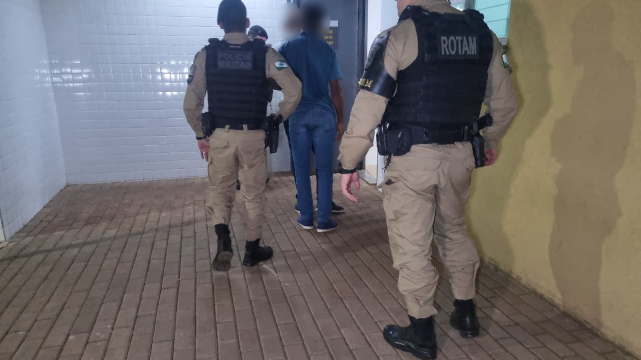 PM localiza carro com alerta de roubo e encaminha dupla à Delegacia