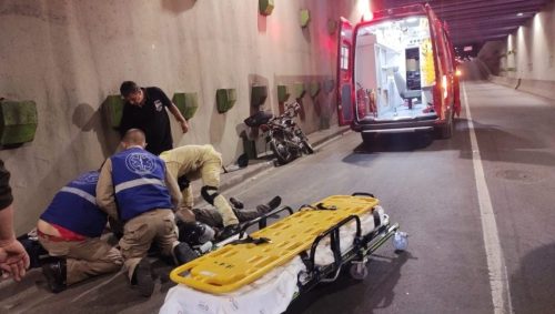 Motociclista perde visão e luta pela vida após forte colisão contra base de concreto