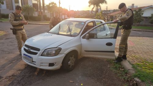 Bom dia princeso! Motorista tira ‘soneca’ no meio da rua e Polícia Militar é acionada