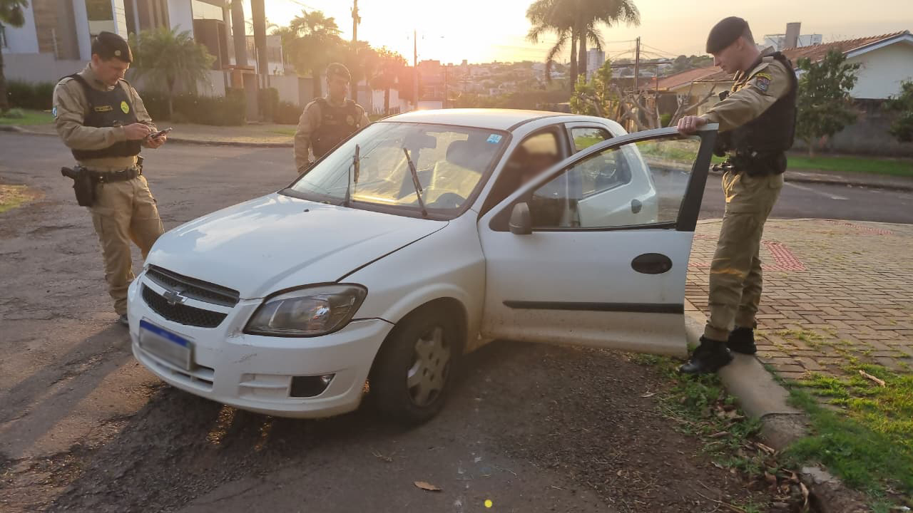 Bom dia princeso! Motorista tira 'soneca' no meio da rua e Polícia Militar é acionada