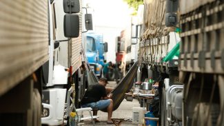 Jornada exaustiva e solidão afetam saúde mental de caminhoneiros