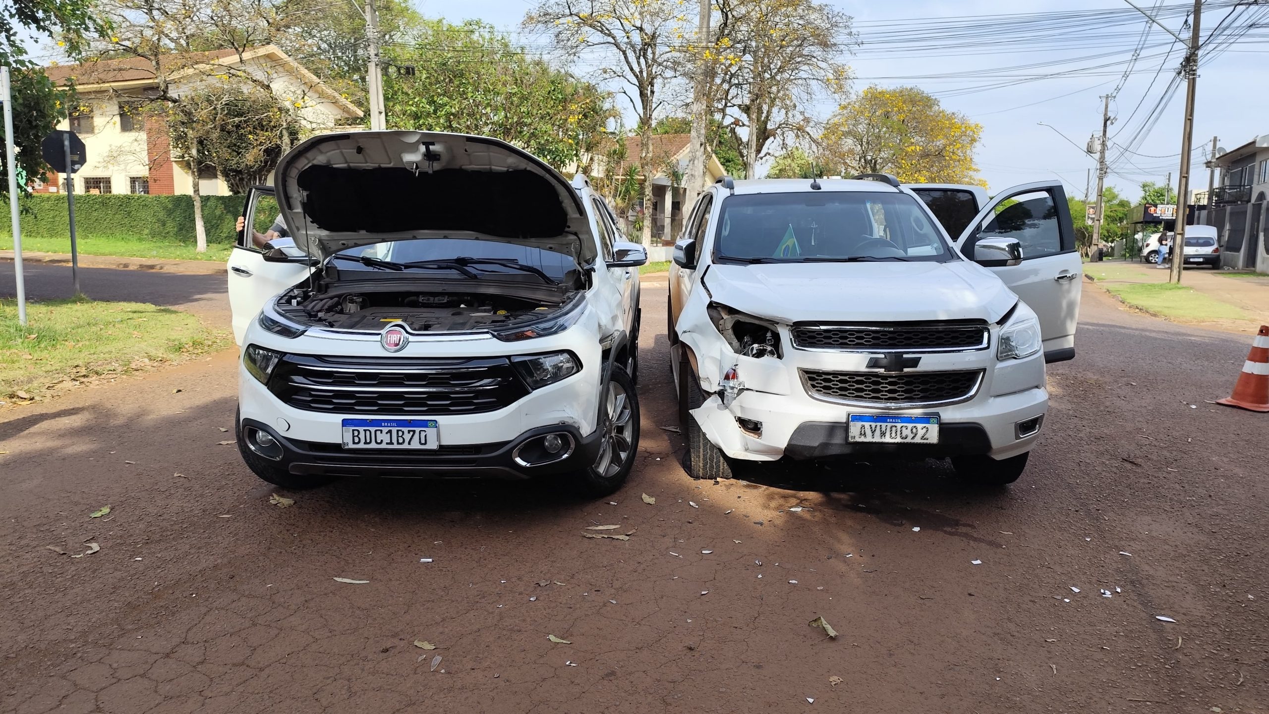 Acidente envolvendo S10 e Toro causa transtorno em cruzamento de Cascavel