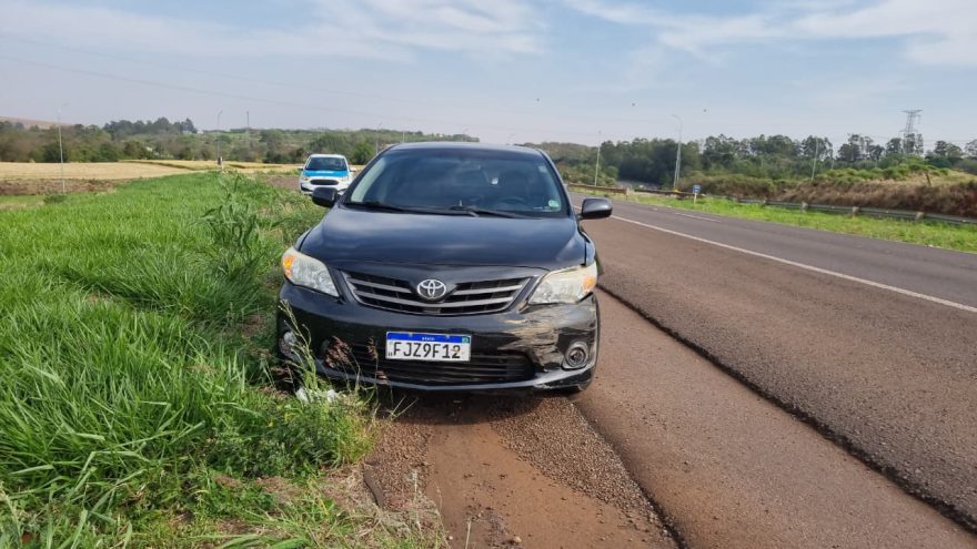 Corolla bate em guardrail no trevo do Contorno Oeste, em Cascavel