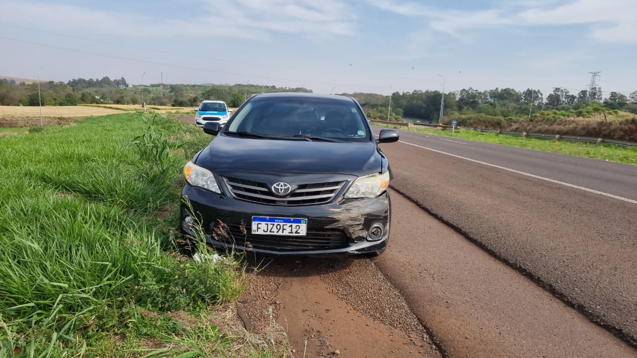Corolla bate em guardrail no trevo do Contorno Oeste, em Cascavel