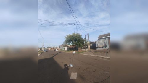 Fios caídos preocupam motoristas e motociclistas no bairro Brasmadeira, em Cascavel Imagem referente a Fios caídos preocupam motoristas e motociclistas no bairro Brasmadeira, em Cascavel