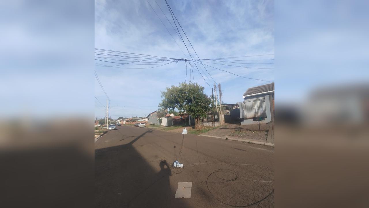 Fios caídos preocupam motoristas e motociclistas no bairro Brasmadeira, em Cascavel