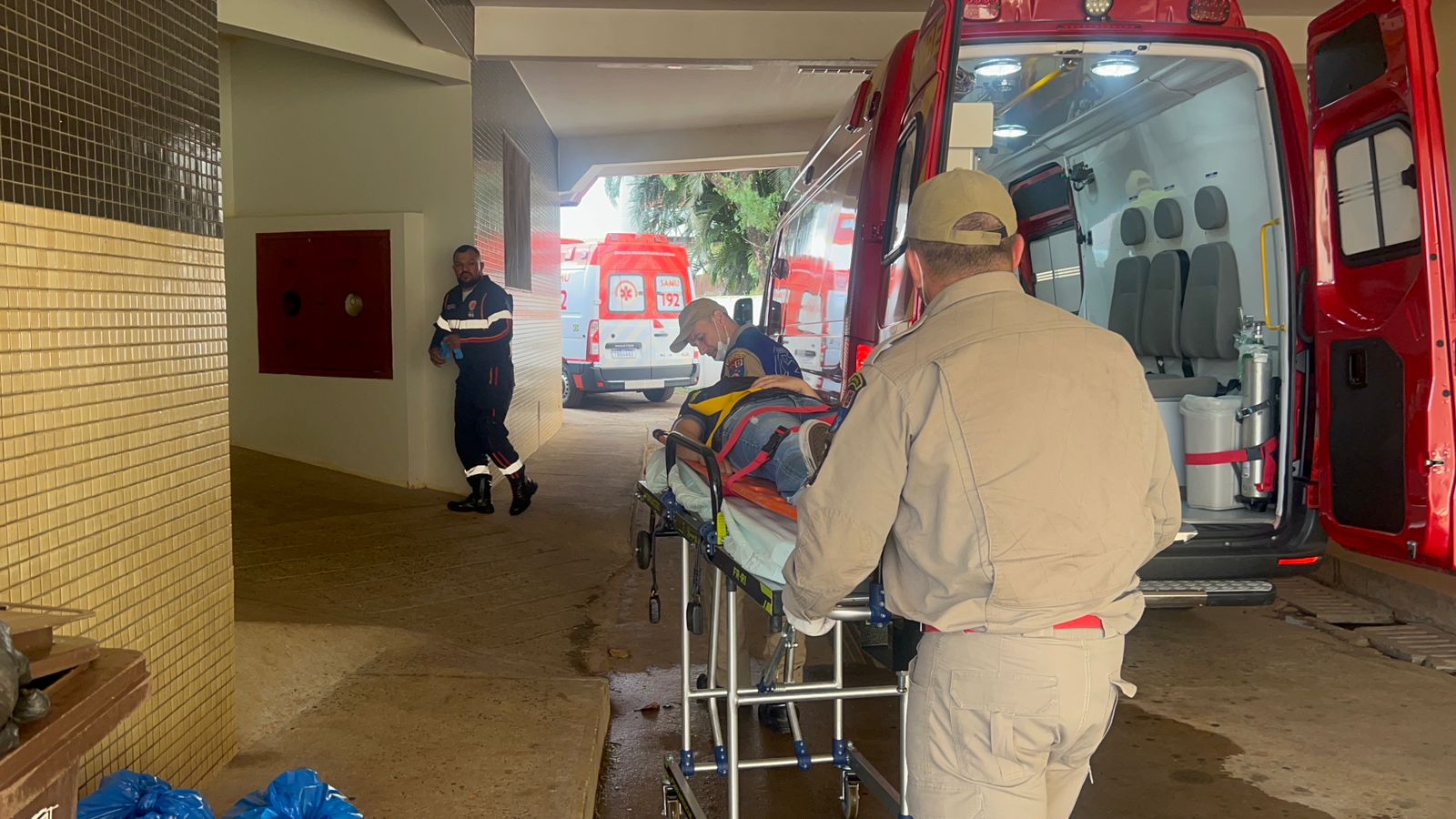 Menina de 15 anos fica ferida após colisão na Avenida Tito Muffato