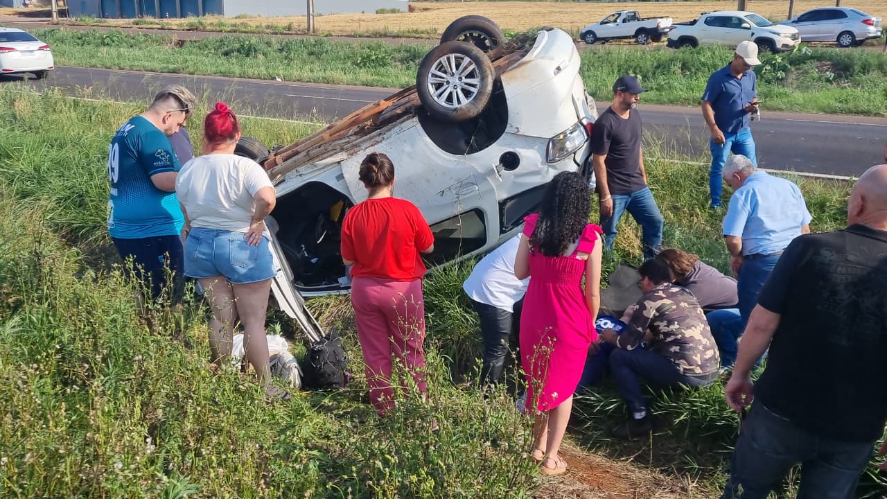 Capotamento em Sede Alvorada deixa uma mulher ferida