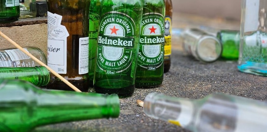 Jovem esfaqueia o padrasto para defender mãe de agressões Jovem esfaqueia o padrasto para defender mãe de agressões