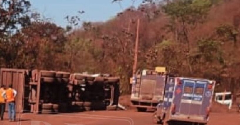 Morre motorista que tombou carreta e ficou preso às ferragens Morre motorista que tombou carreta e ficou preso às ferragens