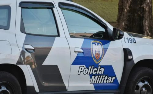 Mulher é socorrida pela polícia após ser agredida pelo namorado Imagem referente a Mulher é socorrida pela polícia após ser agredida pelo namorado