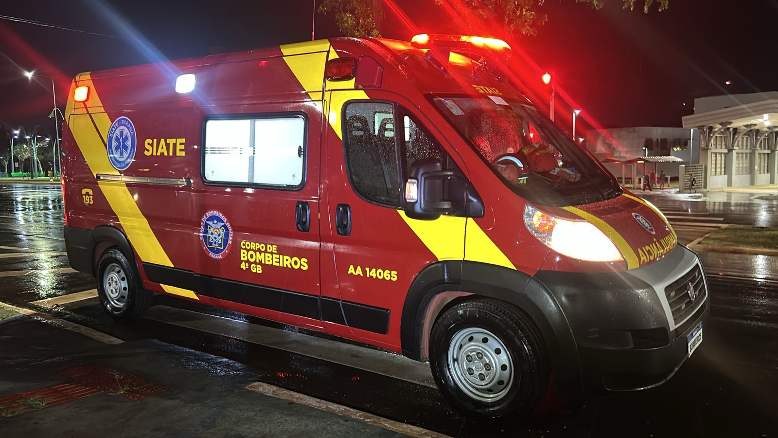 Homem de 28 anos fica ferido após acidente na Avenida Brasil