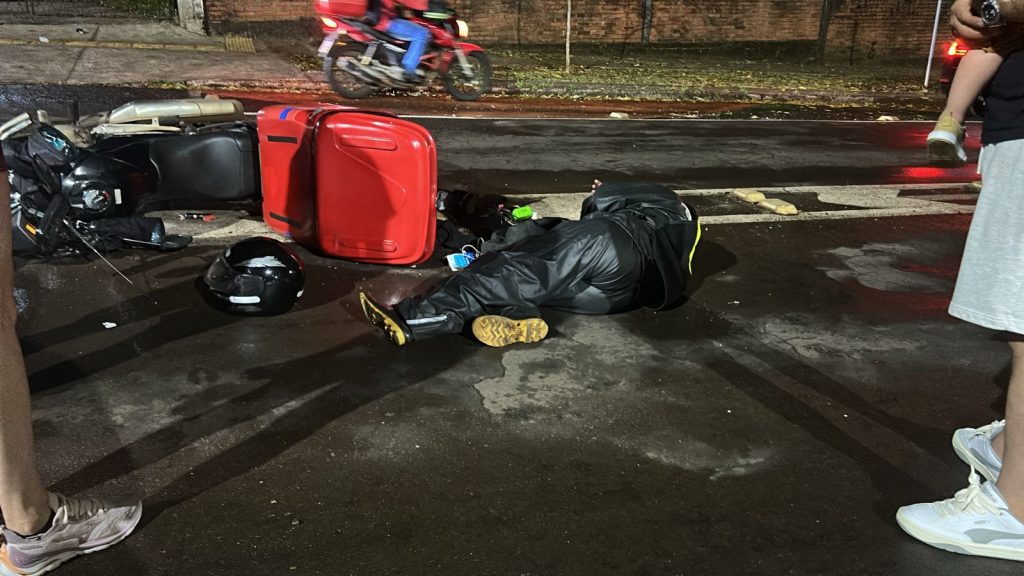Motociclista fica ferido após cair na Rua 25 de Agosto