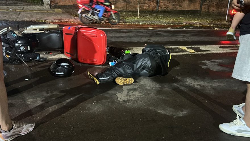 Motociclista fica ferido após cair na Rua 25 de Agosto