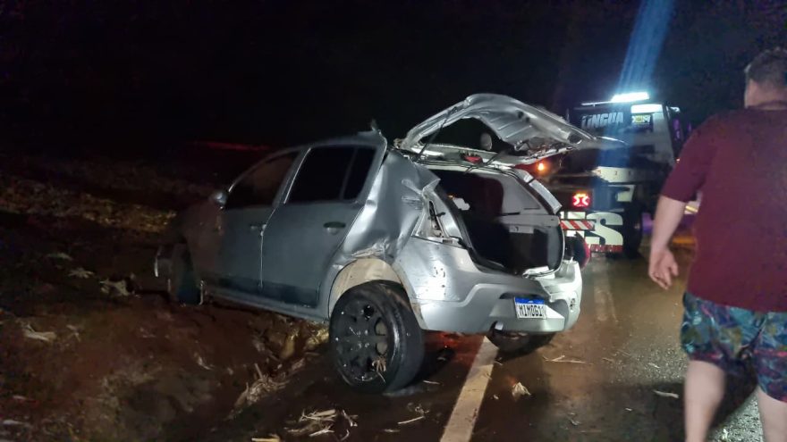 Capotamento na PR 486: motorista do caminhão foge sem prestar socorro