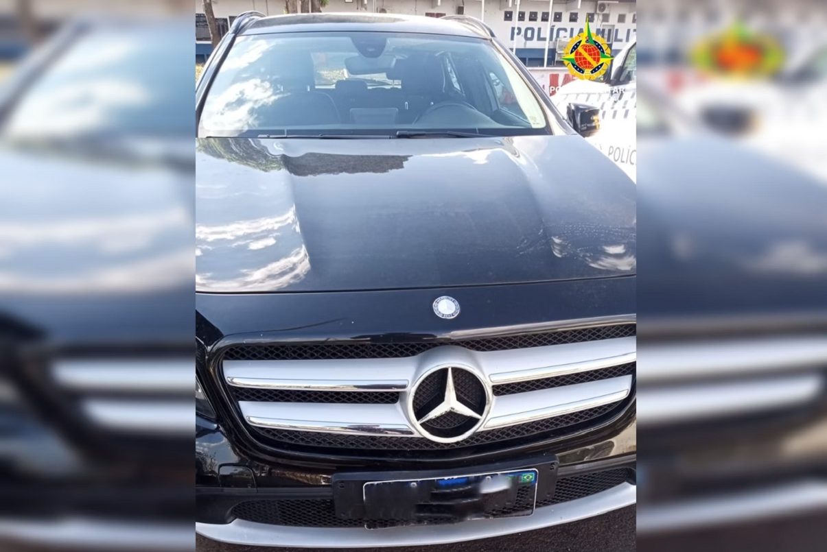 Carro de luxo vira caso de polícia: 64 multas, CNH vencida e lata arremessada
