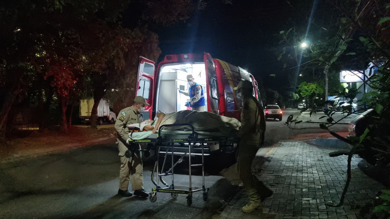Idosa de 74 anos cai dentro de casa e tem suspeita de fratura no fêmur